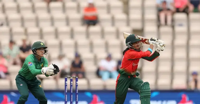 ব্যাট করছে বাংলাদেশ নারী দল